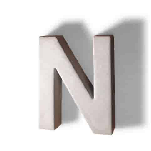Betonnen letter N