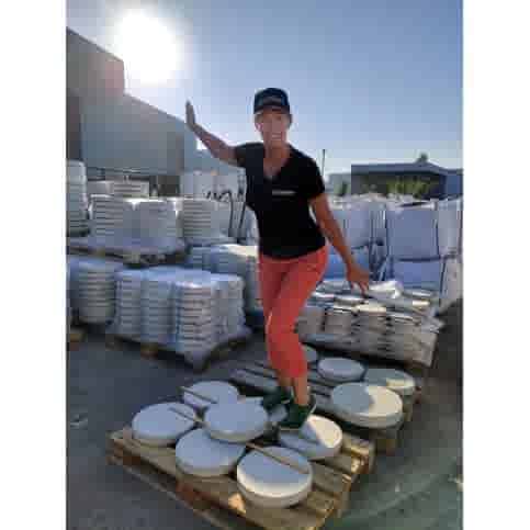 Ronde grijze staptegel 19 cm – Rustique Beton  met een natuurlijk geleefd karakter