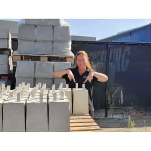 Betonpoer 18x18 en 30 cm hoog met alu. hoeklijn