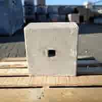 Sokkel / Betonpoer 30x30 en 20 cm hoog grijs met gat 4 cm