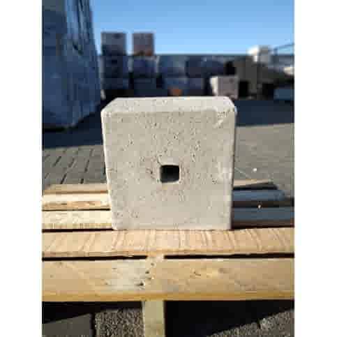 Sokkel / Betonpoer 30x30 en 20 cm hoog grijs met gat 4 cm