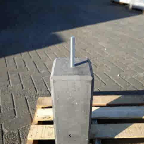 Betonpoer 20x20 en 50 cm hoog antraciet M16