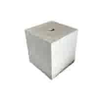 Sokkel / Betonpoer 20x20 en 20 cm hoog grijs met gat 3 cm