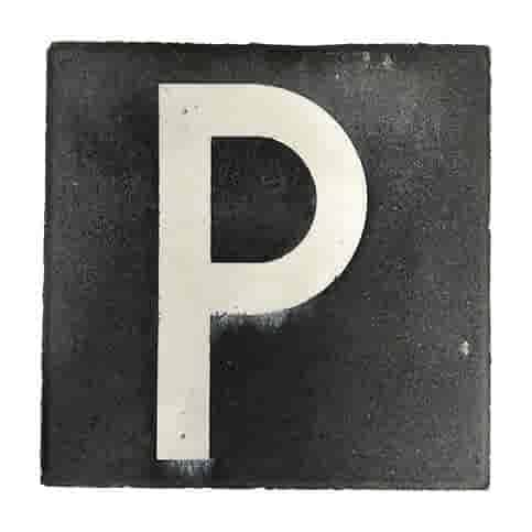 Betontegel met witte letter P