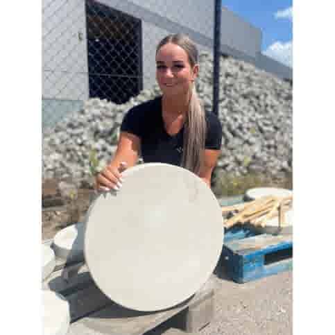 Ronde grijze staptegel 45 cm – Rustique Beton  met een natuurlijk geleefd karakter