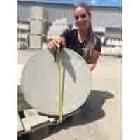 Ronde grijze staptegel 55 cm – Rustique Beton  met een natuurlijk geleefd karakter