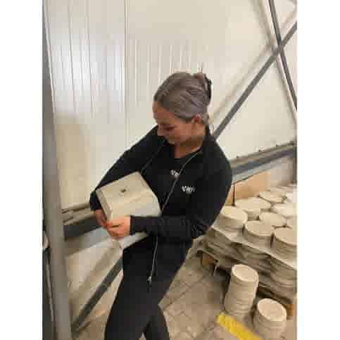 Sokkel / Betonpoer 20x20 en 20 cm hoog grijs met gat 3 cm en grote vellingkant
