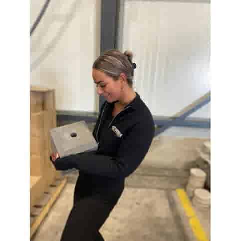 Sokkel / Betonpoer 20x20 en 20 cm hoog antraciet met gat 3 cm en grote vellingkant