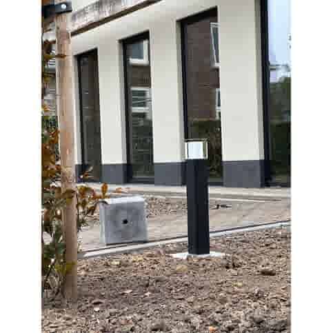 Sokkel / Betonpoer 27x27 en 20 cm hoog licht antraciet met gat 3 cm