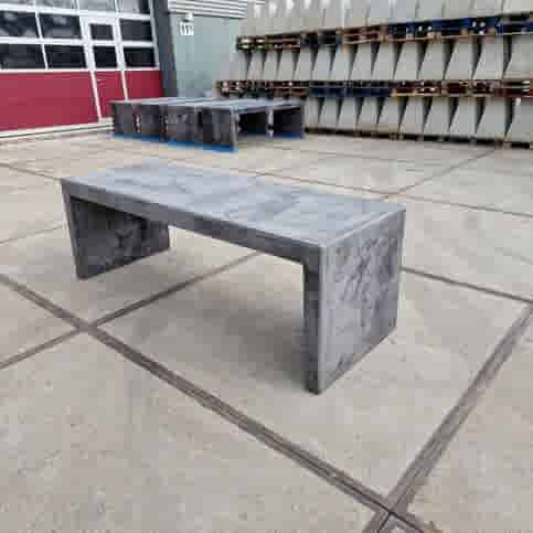 Betonnen tafel 150x80 cm en 75cm hoog