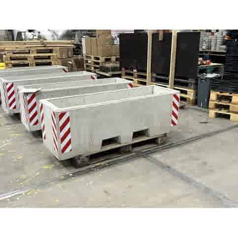 Afzetblok/bloembak grijs beton met lepelgaten 156x50x50 cm met reflectorband