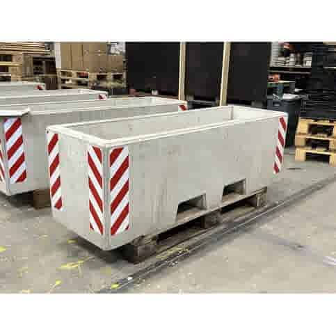 Afzetblok/bloembak grijs beton met lepelgaten 156x50x50 cm met reflectorband