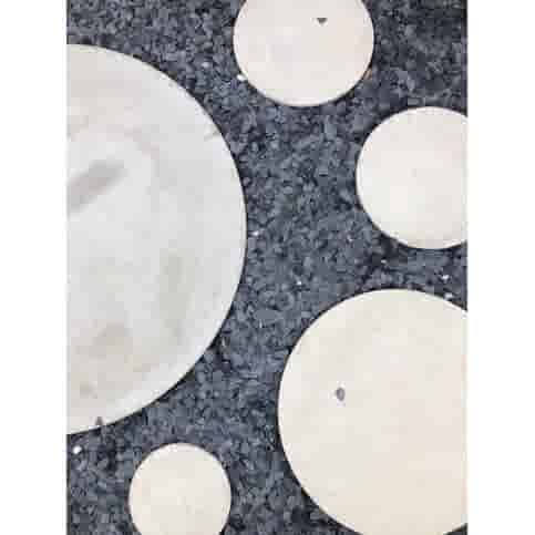 Ronde grijze staptegel 19 cm – Rustique Beton  met een natuurlijk geleefd karakter