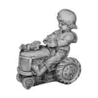 Jongen op tractor