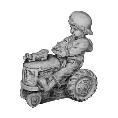 Jongen op tractor
