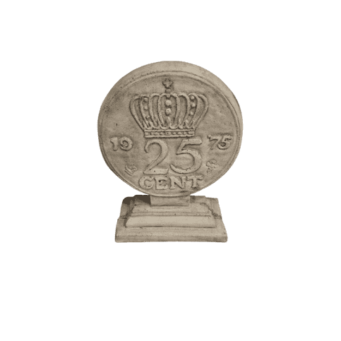 Betonnen kwartje beeld op voet H36 cm