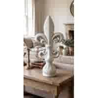 Elegant Franse lelie ornament wit beton 48 cm