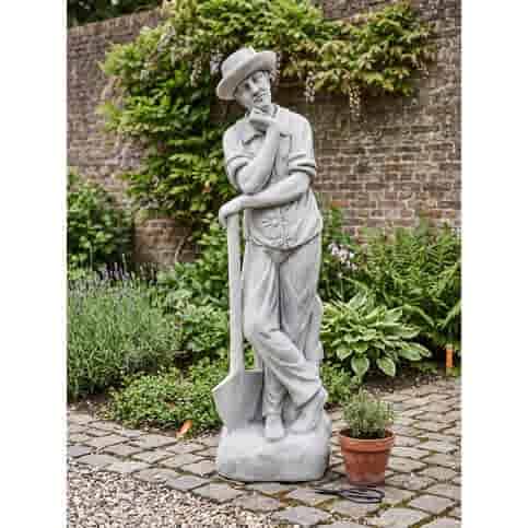 Dromerige tuinman met schop 140 cm