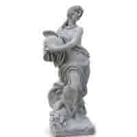 Betonnen beeld Vrouw met ridderhelm in hand 145 cm