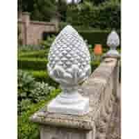 Sierlijke betonnen dennenappel finial – 56 cm hoog