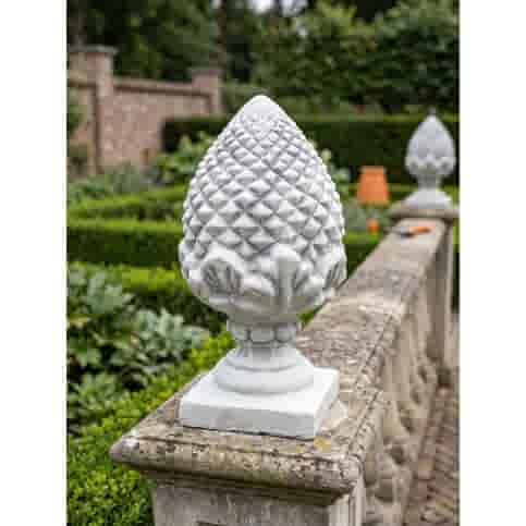 Sierlijke betonnen dennenappel finial – 56 cm hoog