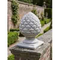 Sierlijke Betonnen Dennenappel Finial Breed - 43 cm