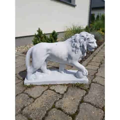 Betonnen leeuw met bal rechts 57 cm