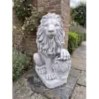 Royale betonnen leeuw met schild links 54 cm