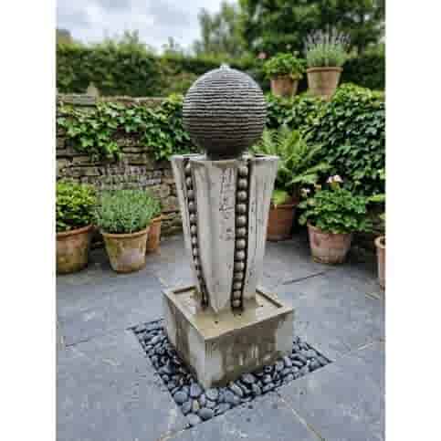 Verfijnde betonnen fontein met textuurbol - 83 cm hoog
