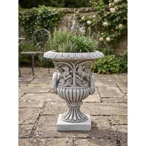 Klassieke betonnen bloempot met griffioen ornamenten 49 cm
