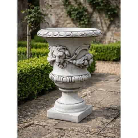 Betonnen bloempot met leeuw 69 cm hoog