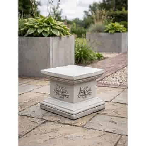 Sierlijke betonnen sokkel voor tuinornamenten 21 cm