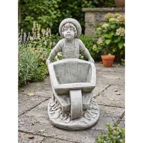 Betonnen tuinbeeld jongen met kruiwagen 80 cm