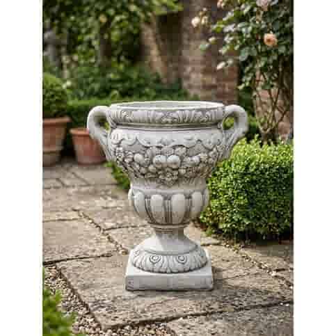 Antieke betonnen bloempot met reliëf 76 cm