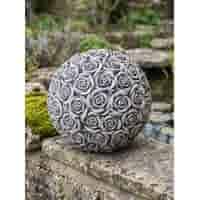 Decoratieve betonnen bal met rozenreliëf H20 cm