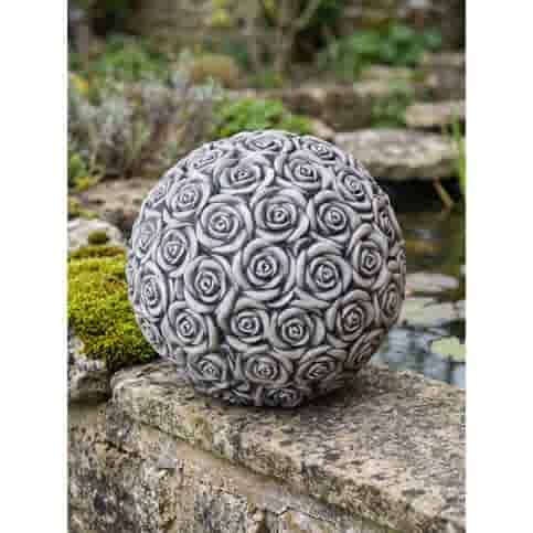 Decoratieve betonnen bal met rozenreliëf H20 cm