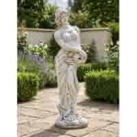Betonnen tuinbeeld vrouw met kruik H116 cm